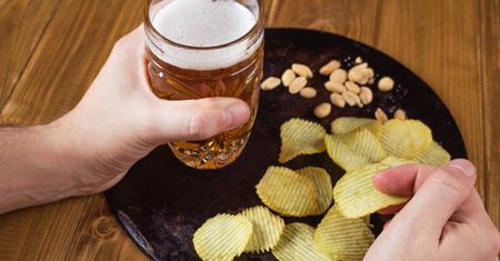 Pijesz alkohol? Zapomnij o tych przekąskach, kac będzie potężny