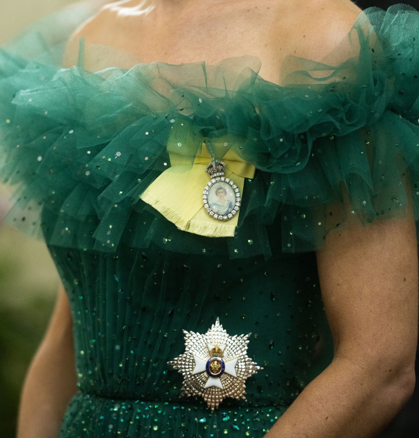 Kate Middleton bryluje w sukni projektu Jenny Packham na uroczystej kolacji u gubernatora Jamajki