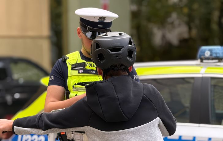 Policjanci z Chodzieży sprawdzali, jak poruszają się piesi, rowerzyści i osoby na hulajnogach