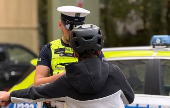Policjanci z Chodzieży sprawdzali, jak poruszają się piesi, rowerzyści i osoby na hulajnogach