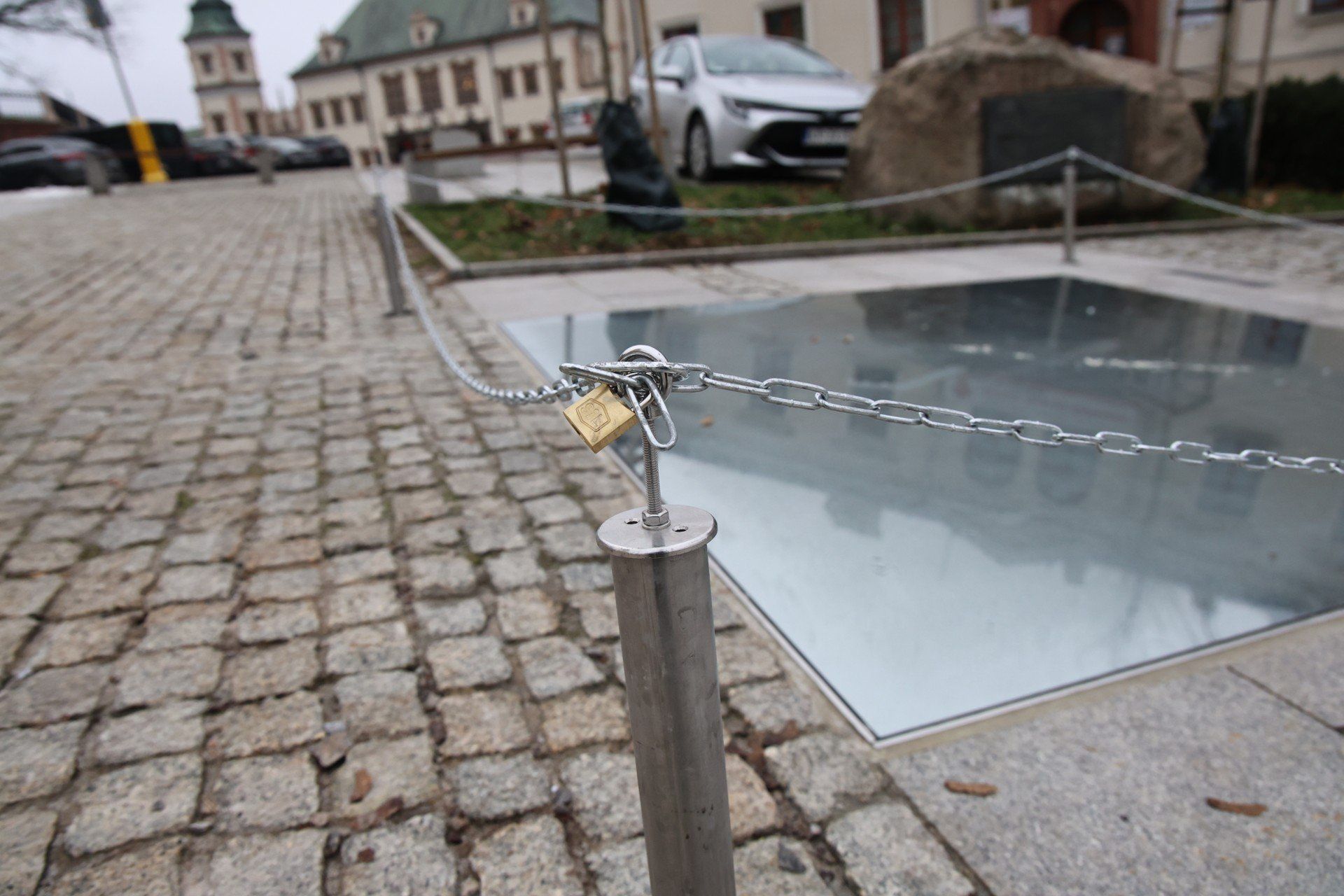 Mimo, że to konieczne, przekaz wizualny rzeźby może tracić na efektowności. Bo lustro, a raczej &#34;Niebo Kielc&#34; staje się mniej dostępne.