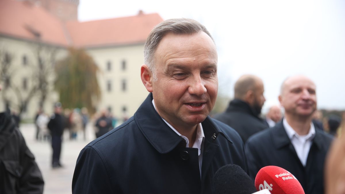 Kraków, 01.11.2022. Prezydent RP Andrzej Duda w drodze do katedry na Wawelu w Krakowie, 1 bm. w Dzień Wszystkich Świętych. W krypcie pod Wieżą Srebrnych Dzwonów znajduje się sarkofag pary prezydenckiej Lecha i Marii Kaczyńskich. (aldg) PAP/Łukasz Gągulski