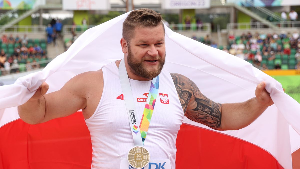 EUGENE, OREGON - JULY 16: Gold medalist Pawel Fajdek of Team Poland poses following the Men’s Hammer Throw Final on day two of the World Athletics Championships Oregon22 at Hayward Field on July 16, 2022 in Eugene, Oregon. (Photo by Ezra Shaw/Getty Images)