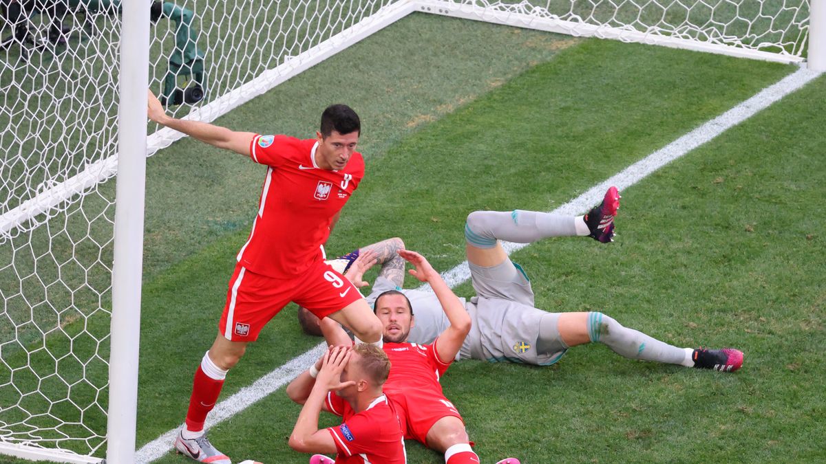 SAINT PETERSBURG, RUSSIA - 2021/06/23: Robert Lewandowski (9), Grzegorz Krychowiak (10) of Poland and Robin Olsen (1) of Sweden are seen in action during the European championship EURO 2020 between Poland and Sweden at Gazprom Arena. (Final Score; Poland 2:3 Sweden). (Photo by Maksim Konstantinov/SOPA Images/LightRocket via Getty Images)