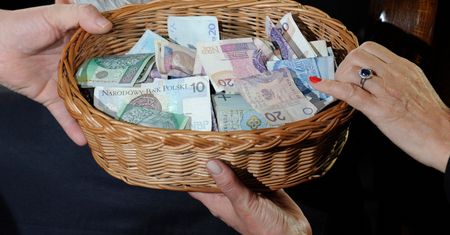 Proboszcz przelał na swoje konto 2 mln zł. Teraz trafi przed sąd