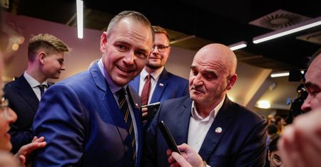 Kampania z kartki. Nawrocki nie idzie drogą Dudy. W PiS wskazują przyczyny