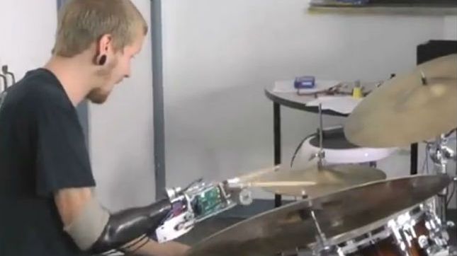 Stracił rękę w wypadku, a dziś gra na perkusji! 1