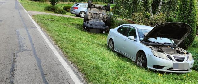 Groźnie wyglądająca kolizja na drodze wojewódzkiej nr 842. Jeden pojazd dachował (zdjęcia)