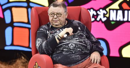 Mann miał trzy żony. Ostatnia musi go pilnować