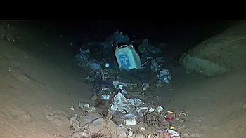 Podwodne wysypisko śmieci. Odpady na głębokości 5 km