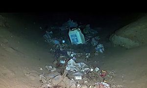 Podwodne wysypisko śmieci. Odpady na głębokości 5 km