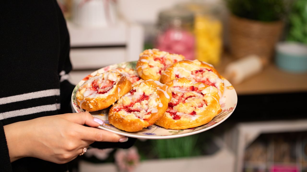 Ciasto mięciutkie, a pod kruszonką ser i owoce. Te drożdżówki zawsze się udają