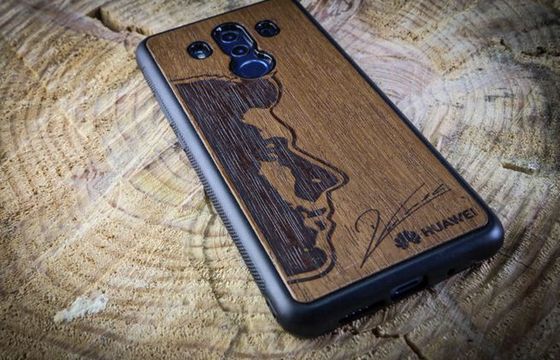 Huawei: etui z Robertem Lewandowskim na smartfony P20 i Mate 10 Pro