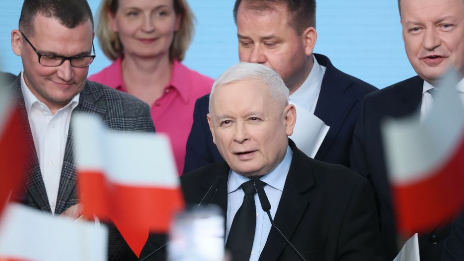 Wieczór wyborczy PiS. Jarosław Kacyzński ogłasza sukces wyborów samorządowych. Jednak paru kandydatów zawdzięcza go ukryciu powiązań PiS