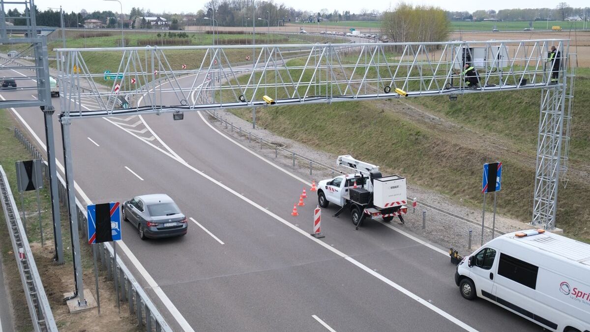 Montaż kamer odcinkowego pomiaru prędkości na S19 obwodnicy Lublina
