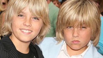 Cole i Dylan Sprouse z "Nie ma to jak hotel" brylują na oscarowej imprezie "Vanity Fair". Wyglądają jeszcze jak bliźniacy? (ZDJĘCIA)