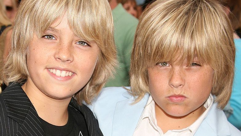 Cole i Dylan Sprouse z "Nie ma to jak hotel" brylują na oscarowej imprezie "Vanity Fair". Wyglądają jeszcze jak bliźniacy? (ZDJĘCIA)