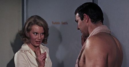 "Filmowy Bond zachowywał się jak gwałciciel". A jak było w książkach o 007?