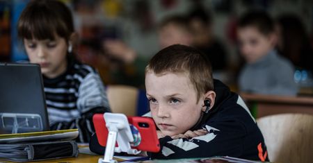 Ekspert ostrzega. Nadużywanie smartfonów skraca życie dzieci