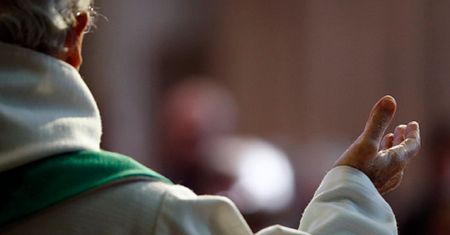 "Kradną hostie na czarne msze". Egzorcysta w szoku