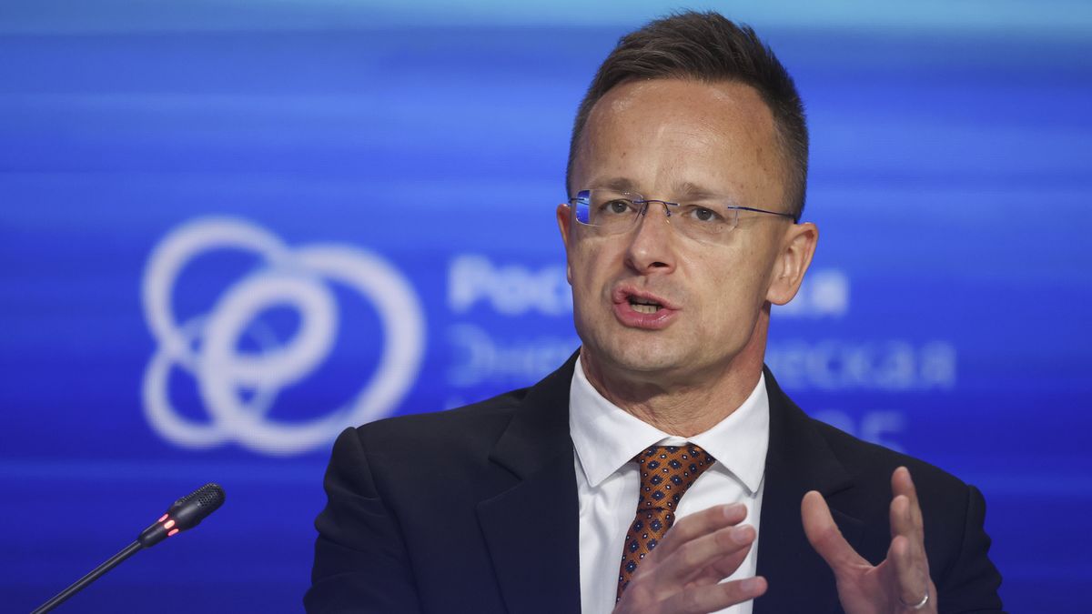 Hungarian Minister of Foreign Affairs and Trade Peter Szijjarto attends a session, 'Global Energy Markets: The Transformation of Relations and Balance of Interests,' at the Russian Energy Week 2025 International Forum (REW) in Moscow, Russia, 15 October 2025. EPA/MAXIM SHIPENKOV Dostawca: PAP/EPA.