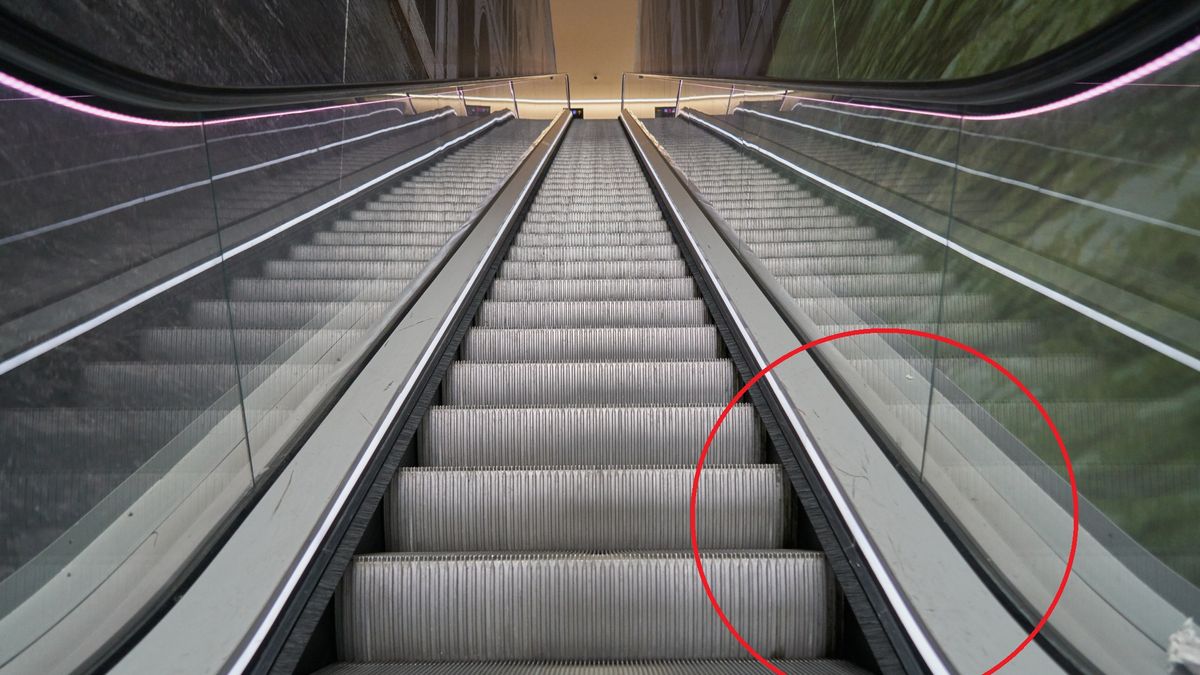 Na schodach ruchomych powinniśmy trzymać się daleko od szczotek 