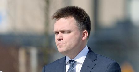 Szymon Hołownia pokazał wymowne zdjęcie. Zamiast tęczy uzbrojeni policjanci