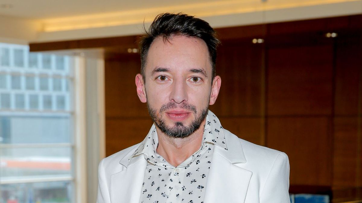 Adam Konkol to założyciel i wieloletni gitarzysta zespołu Łzy