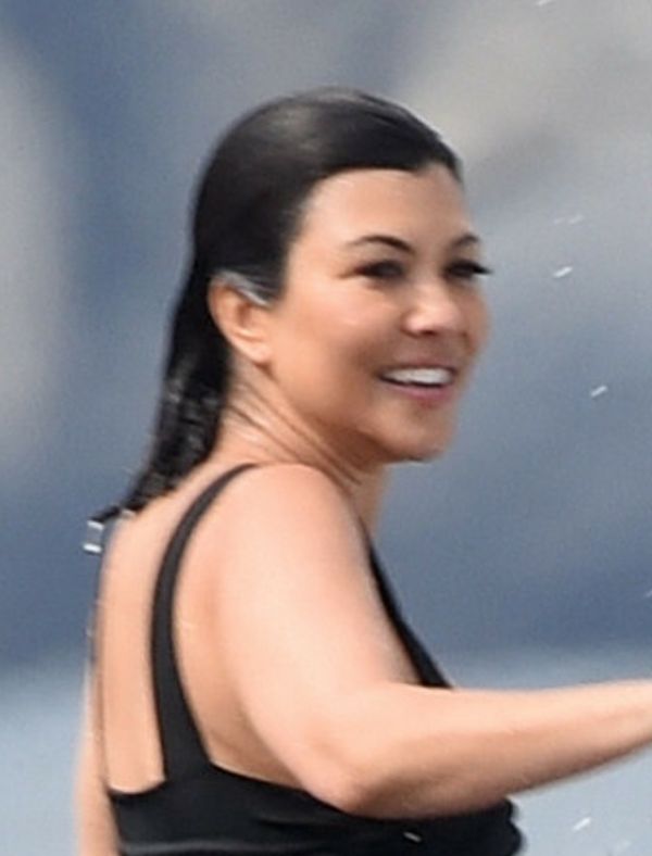 Kourtney Kardashian i Travis Barker pluskają się w morzu