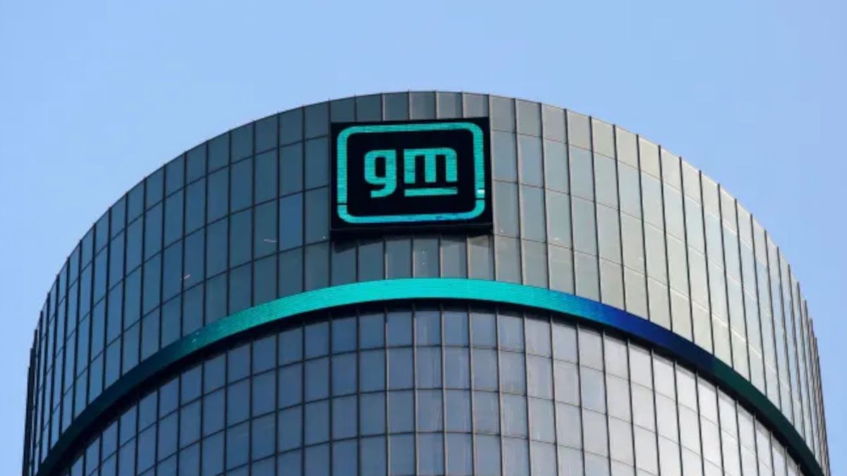 Nowe logo General Motors na fasadzie siedziby w Detroit