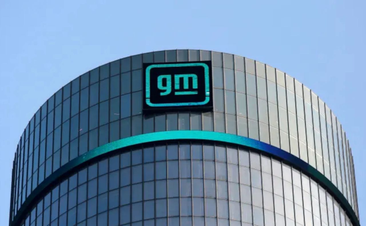 Nowe logo General Motors na fasadzie siedziby w Detroit