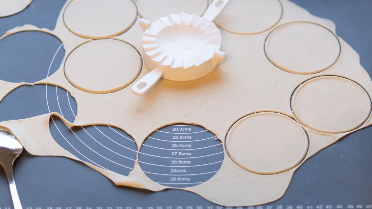 Jak mrozić nadmiar ciasta na pierogi? Oto najważniejsze zasady