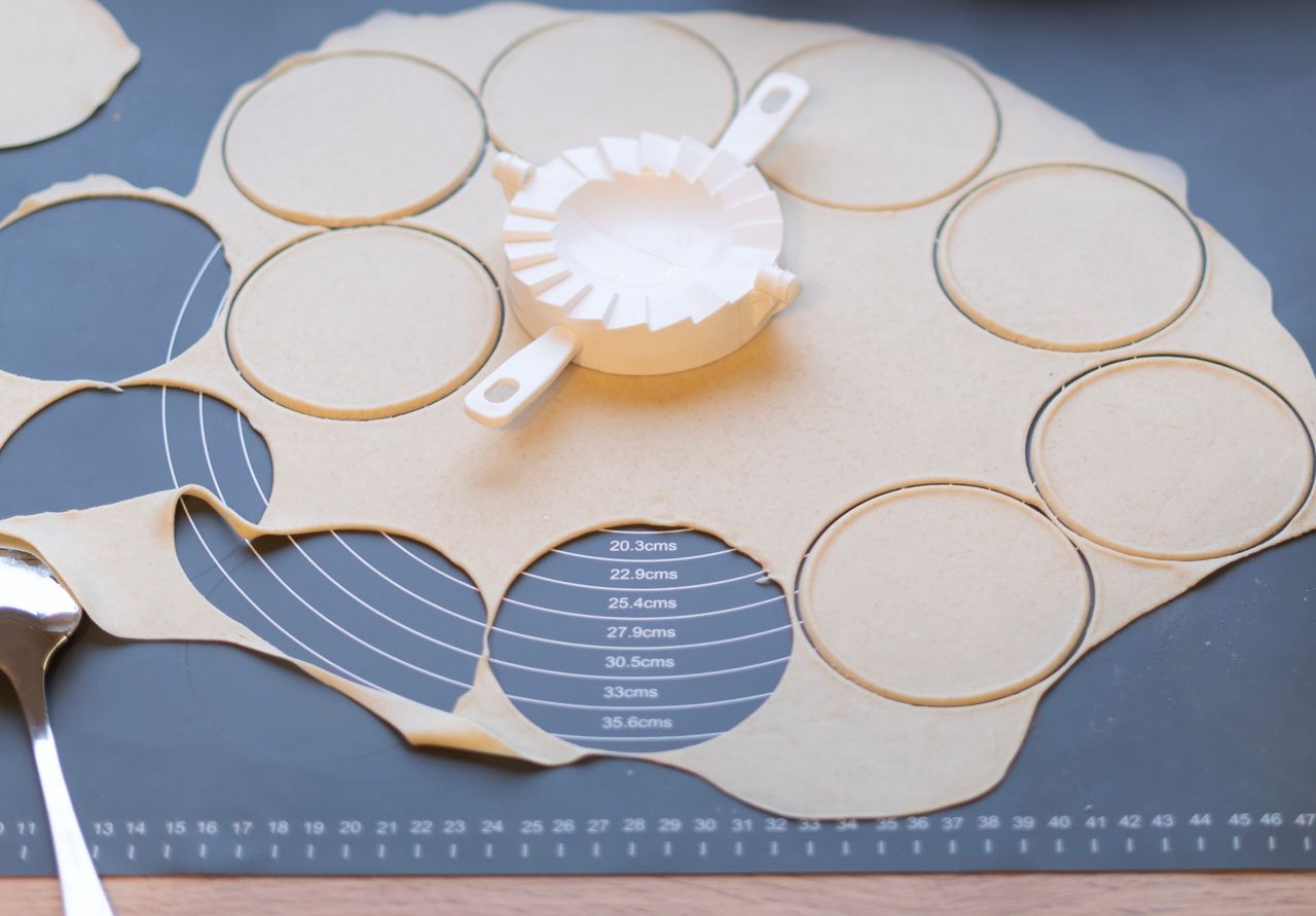 Jak mrozić ciasto na pierogi, żeby było idealne po rozmrożeniu? 1 błędu po wpadce zawsze się wystrzegam