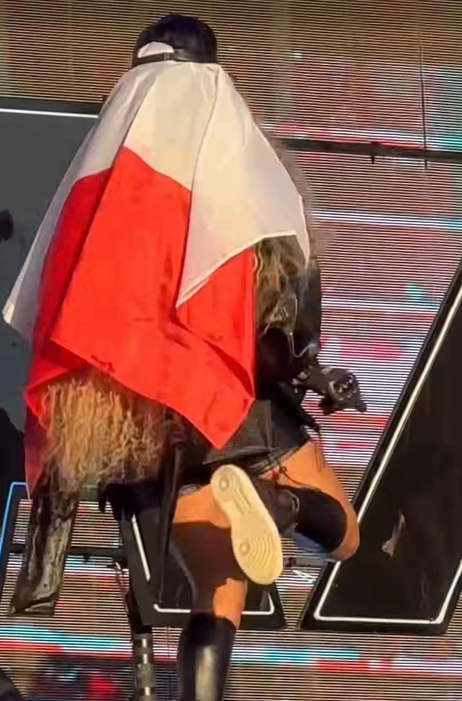 Ciara wystąpiła w Poznaniu z flagą Polski na głowie