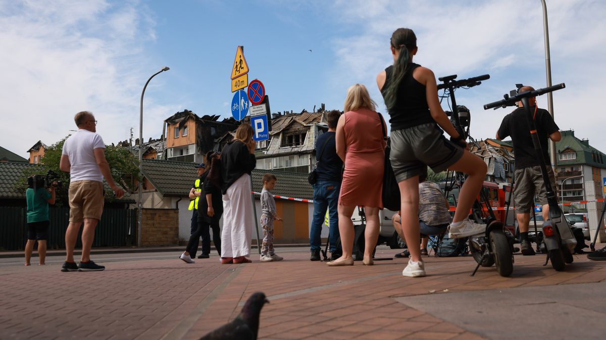 Ząbki, 04.07.2025. Spalone budynki mieszkalne w podwarszawskich Ząbkach, 4 bm. Pożar na poddaszu jednego z budynków wybuchł w czwartek 3 bm. ok. 19:00. Wg Straży Pożarnej ogień strawił cały dach obiektu w kształcie litery U, spłonęły też wszystkie lokale mieszkalne na czwartej kondygnacji. Pożar dotknął ponad dwieście lokali, zamieszkanych przez ponad pięćset osób. (jm) PAP/Leszek Szymański