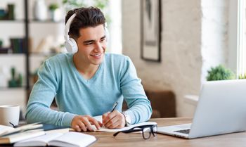 Pokój czy mieszkanie dla studenta w 2026 r.? Tyle trzeba wydać na start
