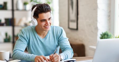 Pokój czy mieszkanie dla studenta w 2026 r.? Tyle trzeba wydać na start
