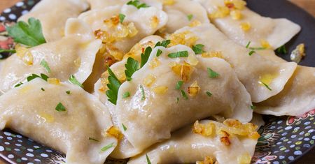 Żaden twaróg i mięso. Taki farsz do pierogów zaskoczy nawet babcię