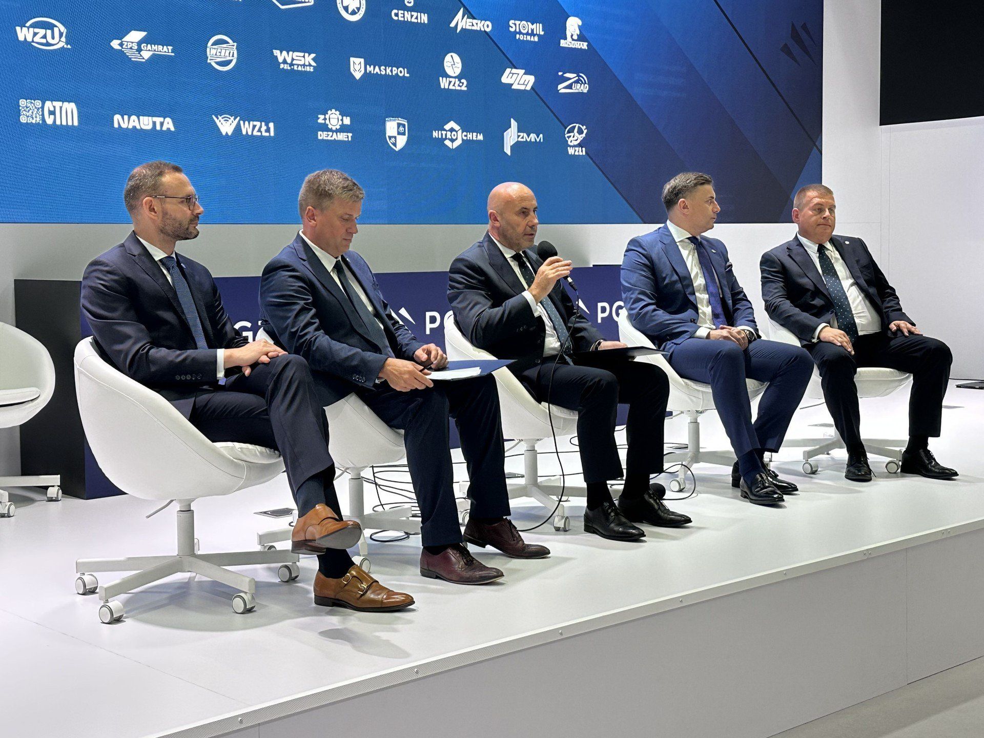 Na zdjęciu od lewej prezesi Polskiej Grupy Zbrojeniowej: Jan Grabowski, Arkadiusz Bąk, Adam Leszkiewicz, Marcin Idzik i Piotr Zawieja.