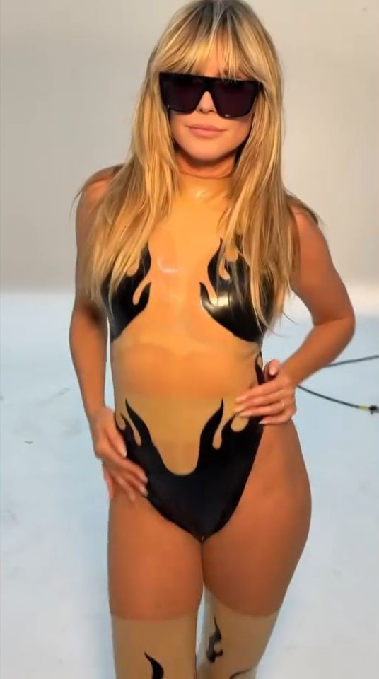 Heidi Klum w cielistym body