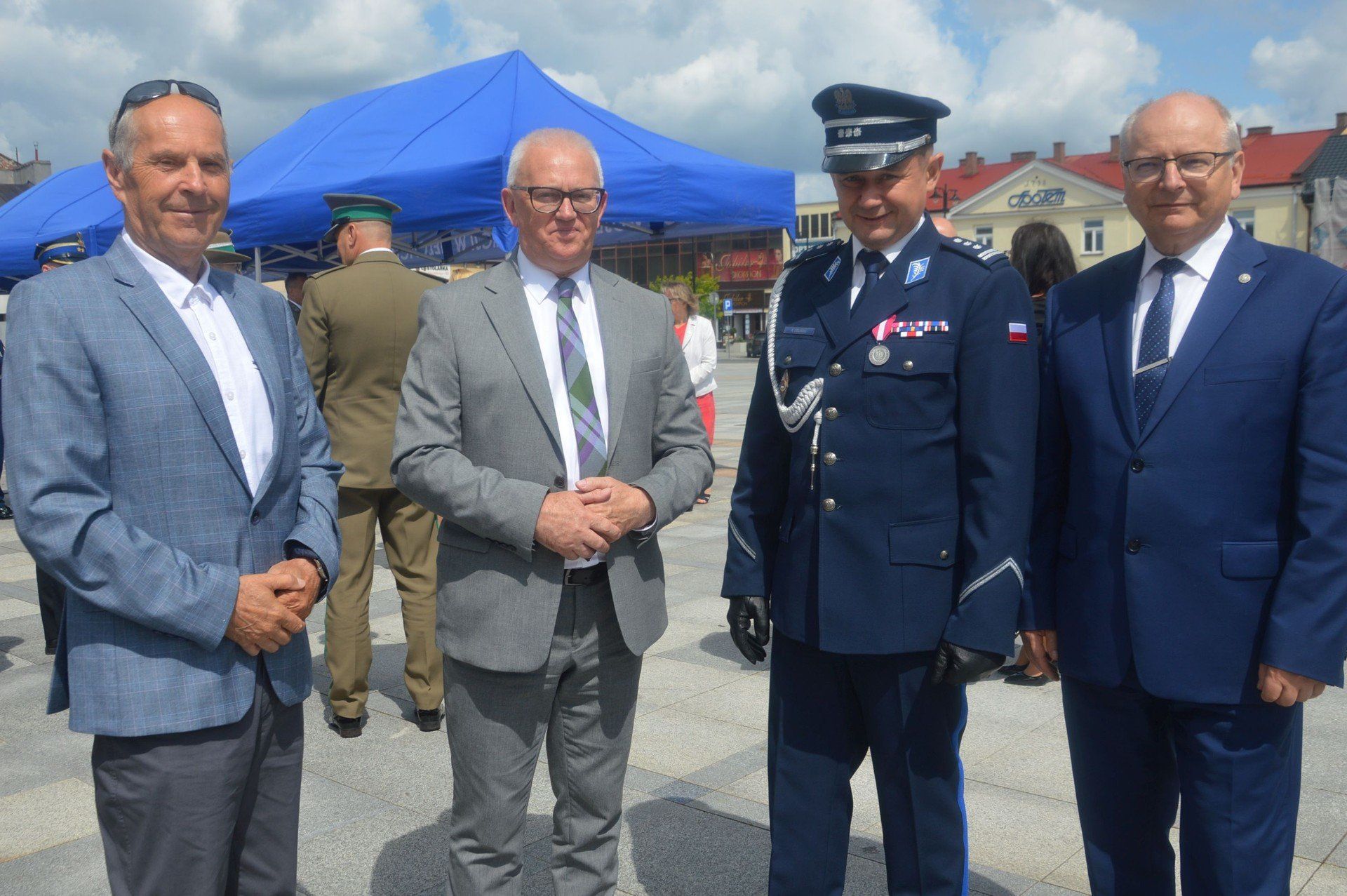 Od prawej: burmistrz Końskich Krzysztof Obratański, były komendant koneckich policjantów, a obecnie komendant powiatowy w Opatowie inspektor Rafał Zieliński, wiceburmistrz Krzysztof Jasiński i przedsiębiorca Grzegorz Ciura.
