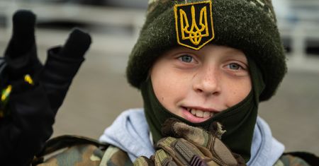 Dzieci z plastikowymi karabinami stoją na podwórkach Chersonia. "Pilnujemy tu Ukrainy!"