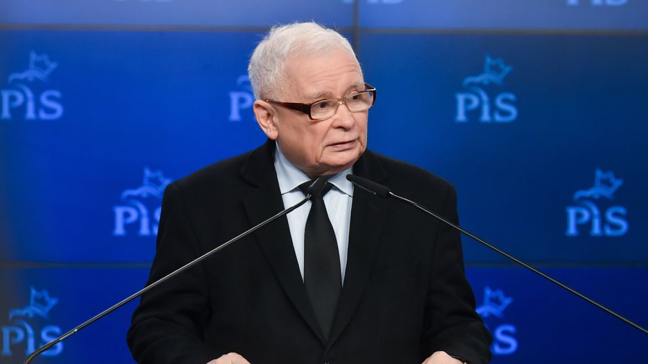 Warszawa, 16.12.2023. Prezes Prawa i Sprawiedliwości Jarosław Kaczyński podczas oświadczenia dla mediów po posiedzeniu Rady Politycznej PiS w Warszawie, 16 bm. (sko) PAP/Andrzej Lange