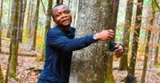 Student z Ghany ustanowił rekord świata w przytulaniu drzew