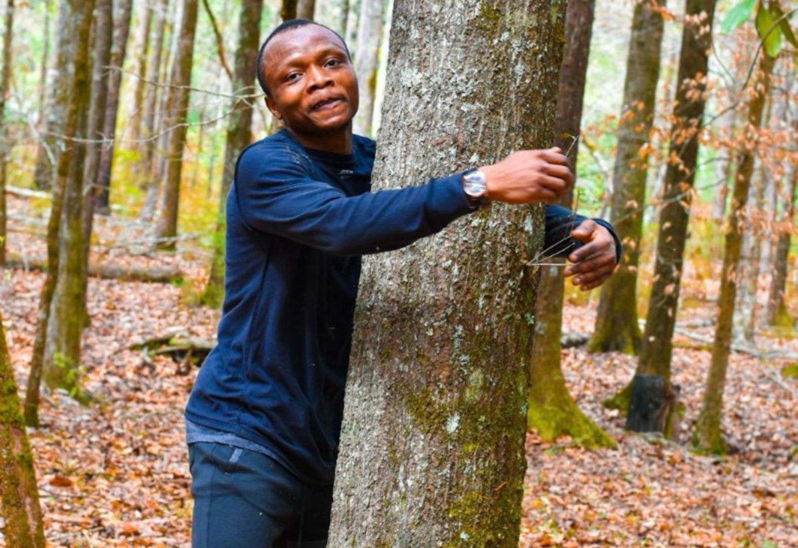 Student z Ghany ustanowił rekord świata w przytulaniu drzew