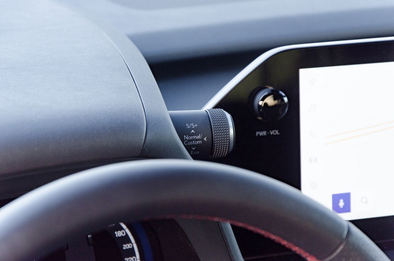 Lexus UX 300h AWD