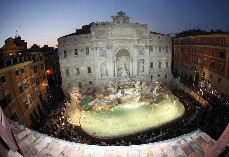 Pokaz Fendi w Fontannie di Trevi