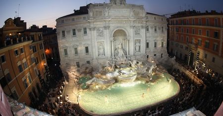 Tak wyglądał pokaz Fendi w Fontannie di Trevi! (ZDJĘCIA)