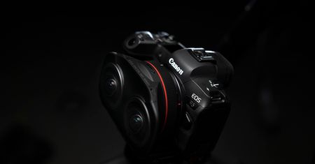 Canon RF 5.2 mm f/2.8L Dual Fisheye to specjalny podwójny obiektyw do VR