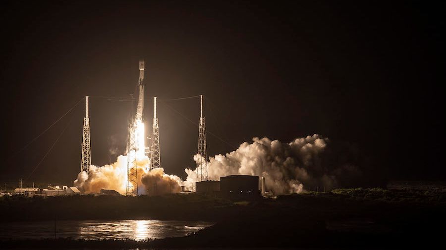 Świetlista smuga nad Polską. Satelity Starlink to dzieło Elona Muska. Znamy harmonogram 1